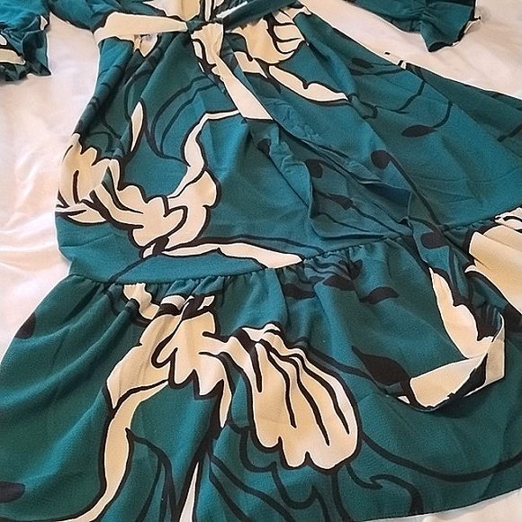 Premier Amour Emerald/Mult Floral Dress, Size: 18W, NWT - Picture 3 of 14